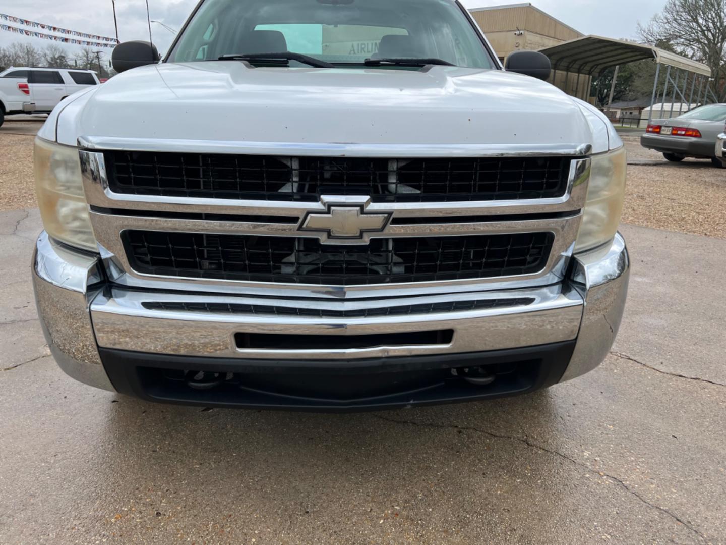 2009 White /Gray Chevrolet Silverado 2500HD LS (1GCHC49K49E) with an 6.0L V8 engine, Automatic transmission, located at 4520 Airline Hwy, Baton Rouge, LA, 70805, (225) 357-1497, 30.509325, -91.145432 - 2009 Chevy Silverado 2500HD Ext Cab LS 6.0 V8 Gas, 161K Miles, Power Windows & Locks, Cold A/C, Toolboxes, Tow Pkg. NO IN HOUSE FINANCING. FOR INFO PLEASE CONTACT JEFF AT 225 357-1497 CHECK OUT OUR A+ RATING WITH THE BETTER BUSINESS BUREAU WE HAVE BEEN A FAMILY OWNED AND OPERATED BUSINESS AT THE SA - Photo#2